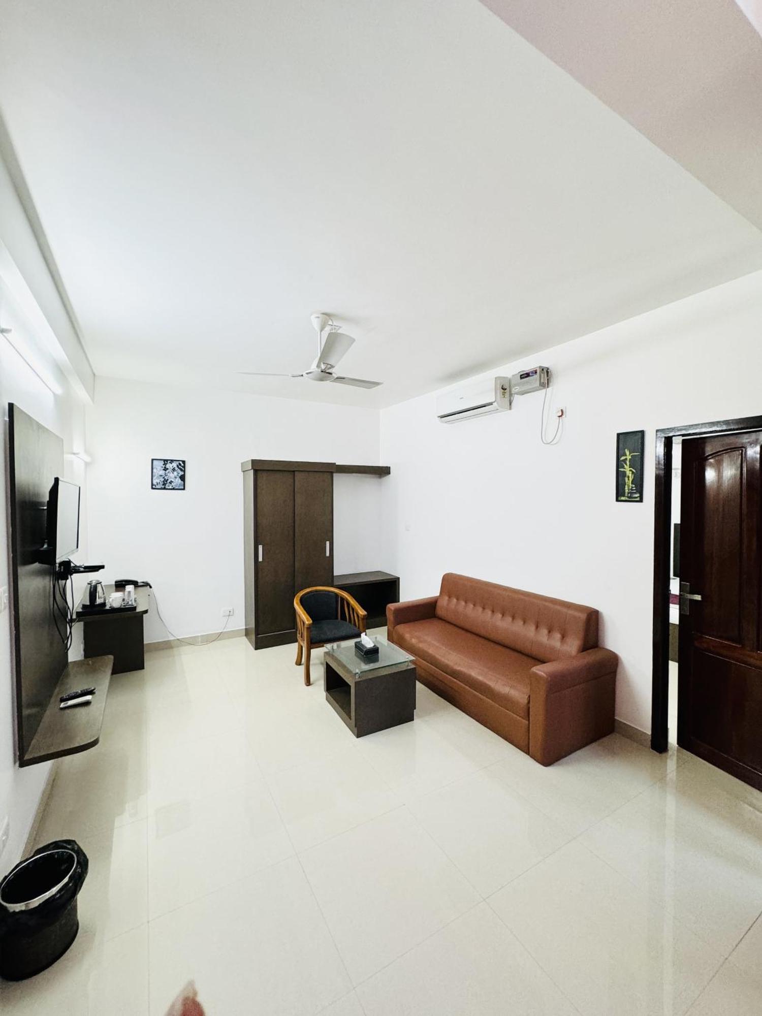 Royal International Hotel Trippapur Exterior photo