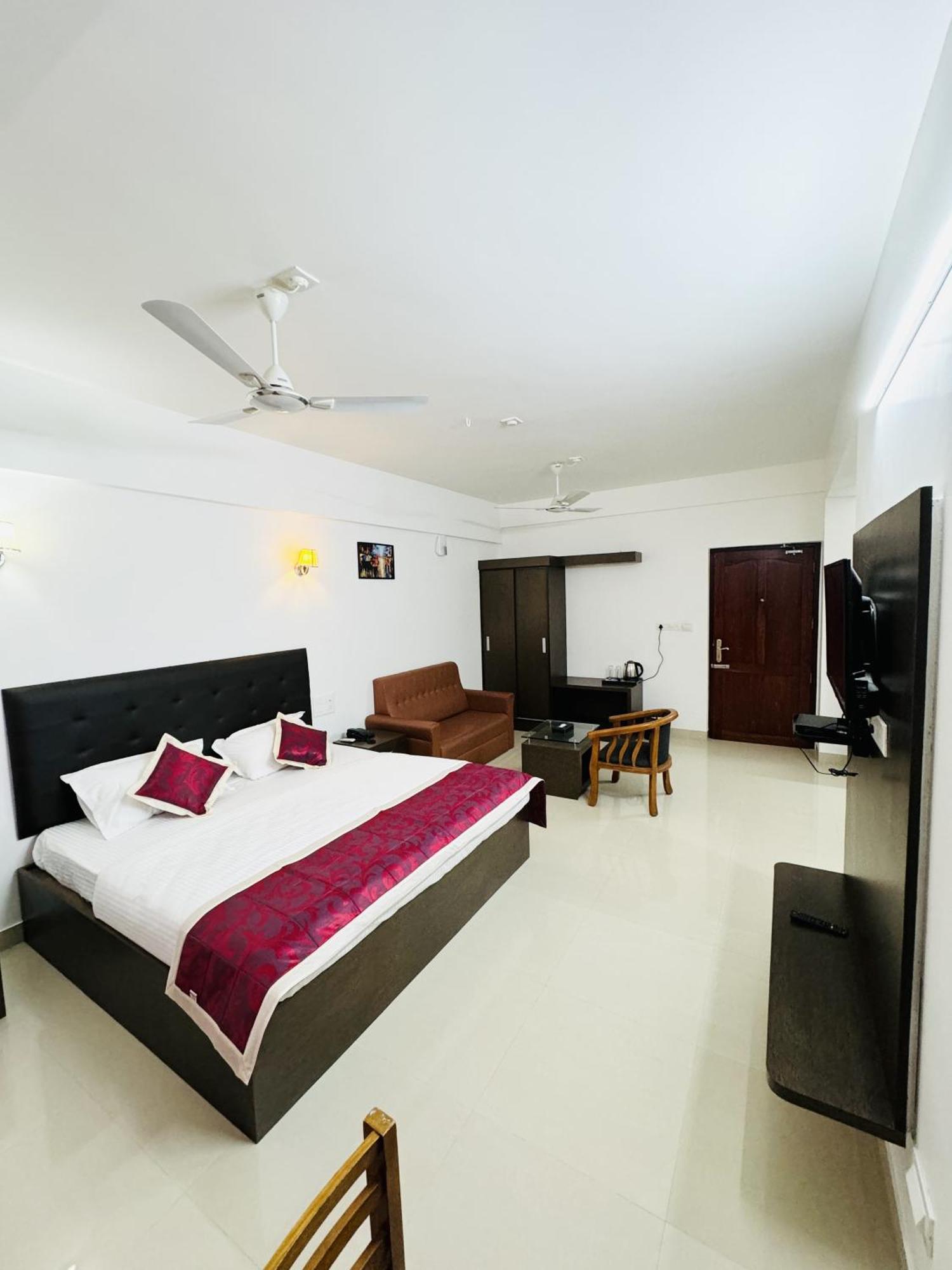 Royal International Hotel Trippapur Exterior photo
