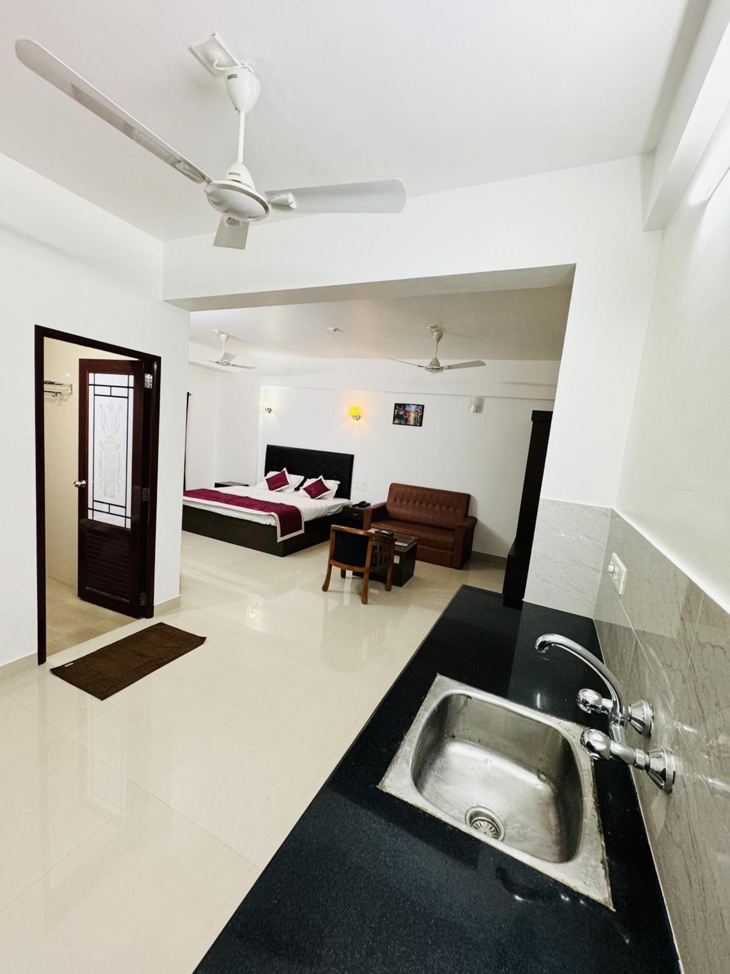 Royal International Hotel Trippapur Exterior photo