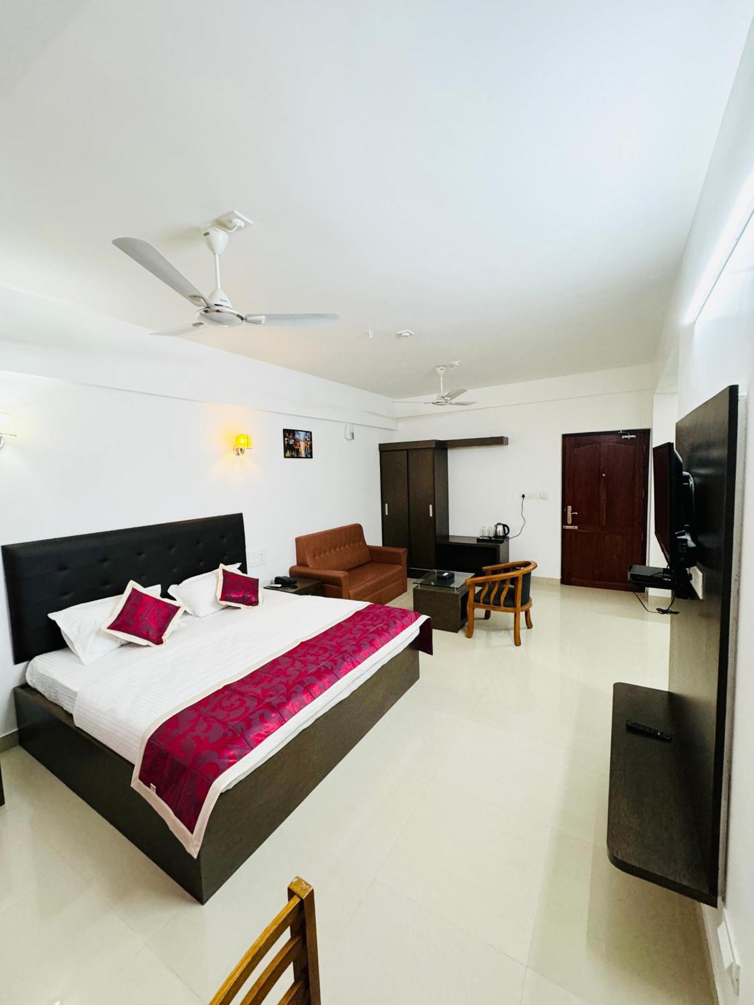 Royal International Hotel Trippapur Exterior photo