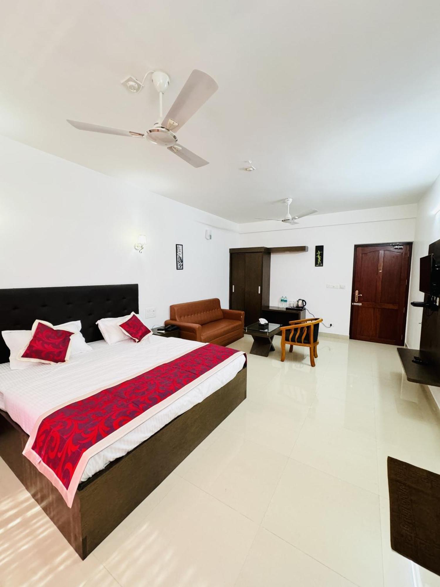 Royal International Hotel Trippapur Exterior photo
